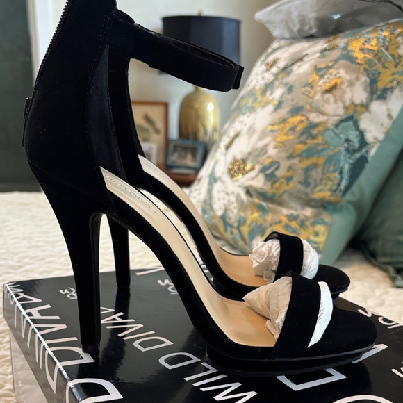 Wild Diva Elsie Black Nubuck Strappy Platform Heels size 7.5 NIB Never Worn - Picture 3 of 8